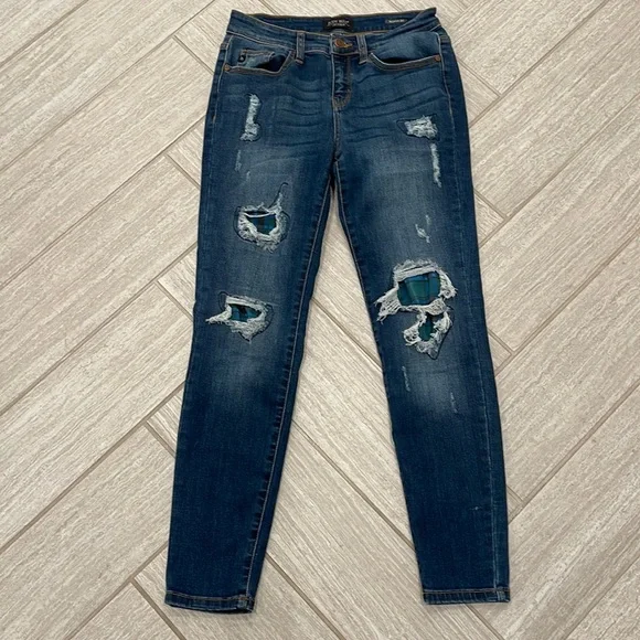 Judy Blue distressed jeans - Picture 1 of 6